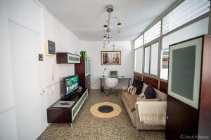 Televízia a/alebo spoločenská miestnosť v ubytovaní URBAN LOFT Ciudad Alta