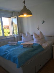 a bedroom with a bed with towels on it at Fewo Schwalbennest am Meer-exklusiv-eigener Strandzugang in Kühlungsborn