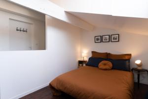 sypialnia z dużym łóżkiem w pokoju w obiekcie Le Nid Concorde - T2 de charme - Calme w Tuluzie