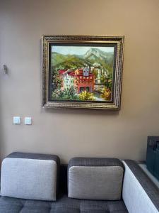 een schilderij aan een muur boven een bank bij Hotel Maria in Vratsa