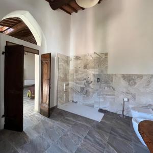 een badkamer met een douche en een wastafel bij Agriturismo Villa La Fontina in Castiglion Fiorentino
