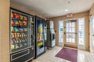 - une épicerie avec 2 réfrigérateurs et de la nourriture dans l'établissement HomeTowne Studios & Suites by Red Roof Charlotte - Concord, à Concord