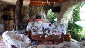 - un salon avec deux chaises et une table dans l'établissement Castel, à Ciurbeşti