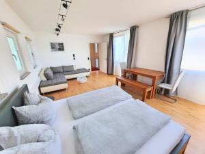 sala de estar con 2 camas y sofá en Apartment am Rohrbach, en Friedrichshafen