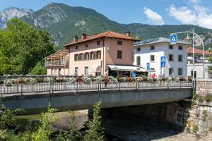 a bridge over a river in a town with buildings at Appartamento Al Ponte adiacente al parco, vicino all'ospedale e centro in Trento