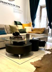 un soggiorno con divano e tavolino da caffè di ApARTment Madrid a Madrid