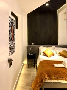una camera con un grande letto con testiera nera di ApARTment Madrid a Madrid