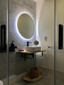 łazienka z umywalką i lustrem na ścianie w obiekcie ApARTment Madrid w Madrycie +37 zdjęć