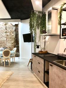 kuchnia ze stołem i jadalnią w obiekcie ApARTment Madrid w Madrycie