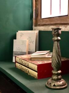 stos książek siedzących na stole z lampą w obiekcie ApARTment Madrid w Madrycie