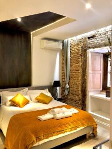 sypialnia z dużym łóżkiem i ręcznikami na nim w obiekcie ApARTment Madrid w Madrycie