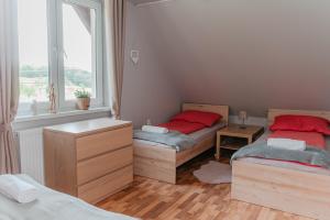 Posteľ alebo postele v izbe v ubytovaní Szmaragdowy domek
