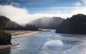 une étendue d'eau avec une plage et un pont dans l'établissement Headlands Inn Bed and Breakfast, à Mendocino