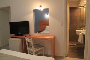 Um banheiro em Hotel Florinda mais 37 fotos