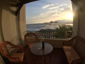 una mesa y sillas en un balcón con vistas en Apartamento Playa Calahonda El Farillo con terraza, en Calahonda