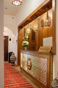 Riad la clé d'or & spa في مراكش: لوبي فيه مكتب استقبال ومرآة