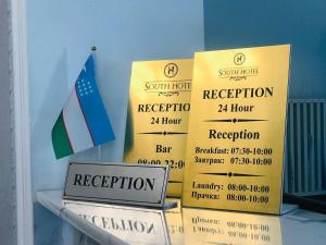 ein Schild für ein Rennen vor einem Haufen Rennschilder in der Unterkunft South Hotel in Taschkent