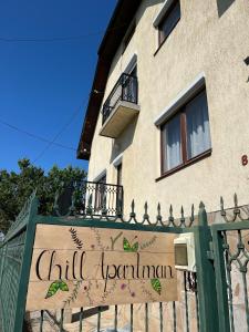 een gebouw met een bord met kinderappartementen bij Chill Apartman in Balatonfüred