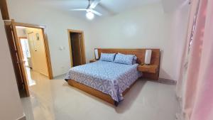 um quarto com uma cama e um ventilador de teto em Furnished in class A em Santiago de los Caballeros