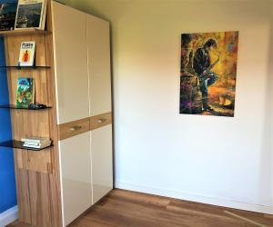 a room with a book shelf and a painting on the wall at Ferienwohnung "Frieda" 