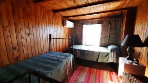 ein Schlafzimmer mit einem Bett und einem Fenster in einem Zimmer in der Unterkunft La Monedita in Torres