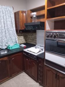 Una cocina o kitchenette en casa lucia