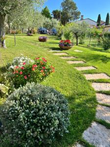 a garden filled with lots of flowers and plants at CorteViva Boutique B&B in SantʼEgidio