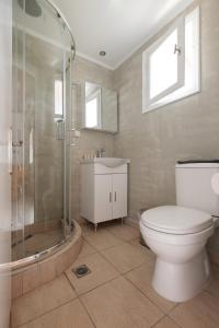 A bathroom at Katsaros Studios & Apartments