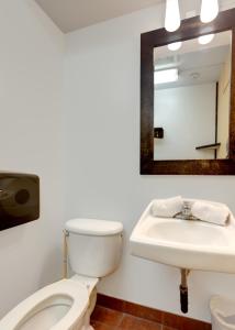 Ванная комната в HI Kelowna Hostel
