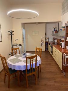Kuchyň nebo kuchyňský kout v ubytování Apartman 37 rezidence Britania v centru Mariánských Lázní + 6 fotografií