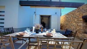 a wooden table with chairs and a tableasteryasteryasteryasteryasteryasteryasteryastery at Apartman Zlatan in Drniš