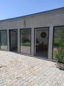 un grupo de ventanas de cristal en un edificio en Casa dos Avós en Póvoa de Lanhoso