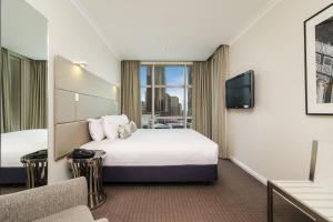 Postel nebo postele na pokoji v ubytování Clarion Suites Gateway
