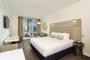 Postel nebo postele na pokoji v ubytování Clarion Suites Gateway
