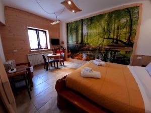 1 dormitorio con una gran pintura en la pared en Villa Sofia-La camera nella Riserva en Pettorano sul Gizio
