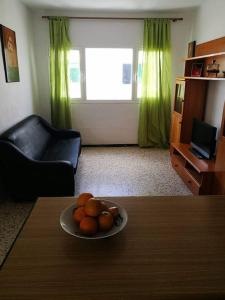 un tazón de naranjas sobre una mesa en la sala de estar en Apto Punta Mujeres LAS ROSAS, en Punta Mujeres