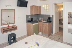 una piccola cucina con lavandino e bancone di Petros Giatras - Rooms a Città di Zante