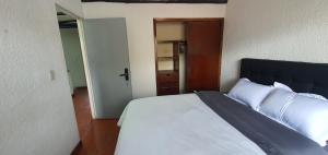 Postel nebo postele na pokoji v ubytování Portal Norte 170 ACOGEDORAS HABITACIONES CON TODOS LOS SERVICIOS