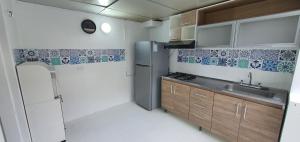 Kuchyň nebo kuchyňský kout v ubytování Portal Norte 170 ACOGEDORAS HABITACIONES CON TODOS LOS SERVICIOS