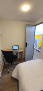 Postel nebo postele na pokoji v ubytování Portal Norte 170 ACOGEDORAS HABITACIONES CON TODOS LOS SERVICIOS