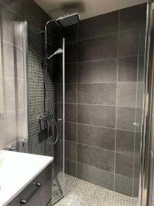 W łazience znajduje się prysznic ze szklanymi drzwiami. w obiekcie Fresh leilighet midt i Beitostølen sentrum w mieście Beitostøl
