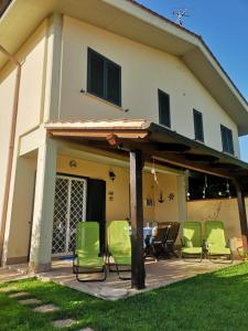 een patio met stoelen en een tafel voor een huis bij Cactus 2020 in Sabaudia