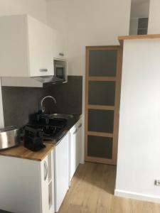 Kuchyňa alebo kuchynka v ubytovaní Superbe studio centre ville La Rochelle, au calme
