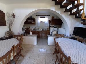 a kitchen with two beds in a room with an archway at Edelmann Panzió in Balatonakali