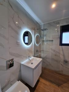 Ett badrum på Apartments Vraneš Tivat