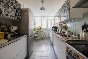 a kitchen with a long counter and a sink at Appartement Vinciguerra in Šempeter pri Gorici