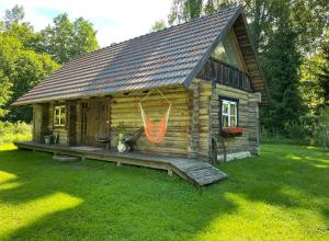 a small log cabin with a porch in a yard at Sepasaun in Joaveski
