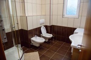 a bathroom with a toilet and a sink at Sadara Sea Breeze in Mamaia Sat/Năvodari +39 photos