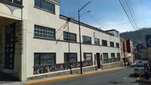 un edificio con graffiti a un lado en una calle en Suites Incoreli 1, Centro Pachuca de Soto, en Pachuca de Soto