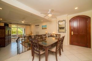 comedor y cocina con mesa y sillas en Los Suenos Resort Colina 15C by Stay in CR, en Herradura